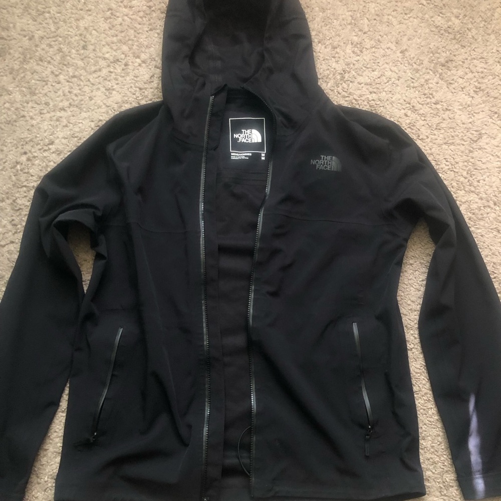 North face jacket. Black. Medium. Fits me slim standard fit and im a large.